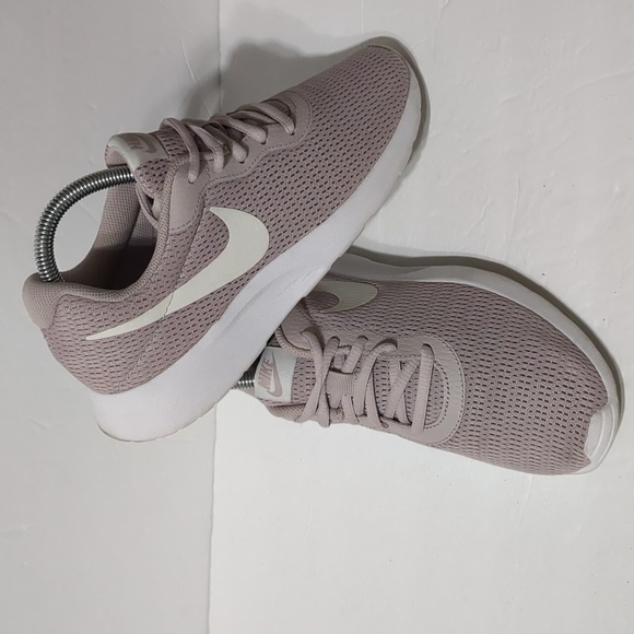 NIKE Tanjun Women’s lilac Sneakers Size 7 - Picture 4 of 10